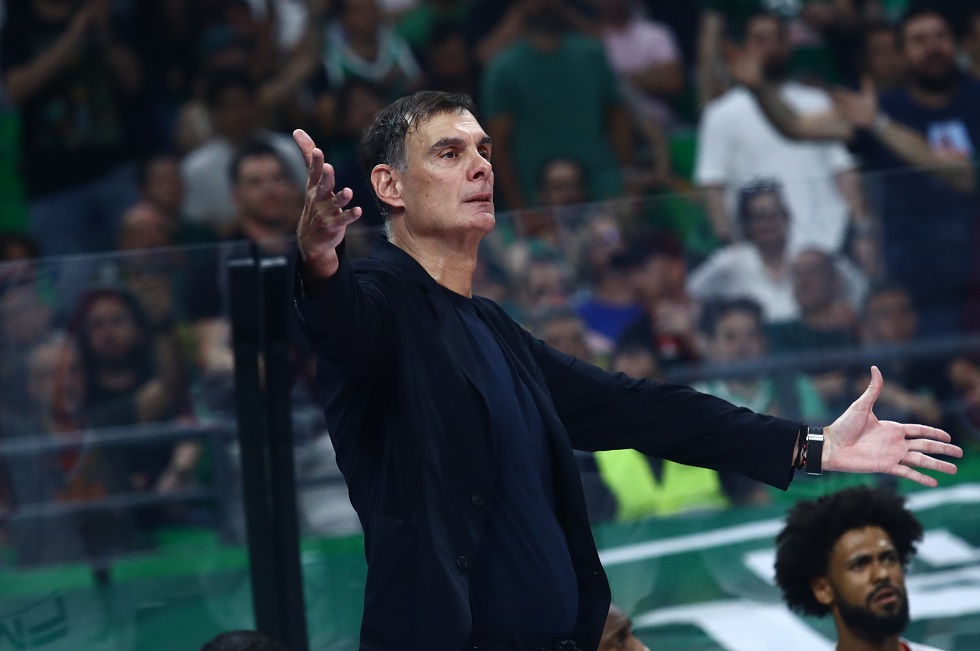 Διάλογος του Μπαρτζώκα με οπαδούς του Παναθηναϊκού έξω από τη φυσούνα (vid)