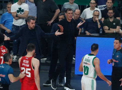 Οπαδός του Παναθηναϊκού έριξε αντικείμενο στον Μπαρτζώκα