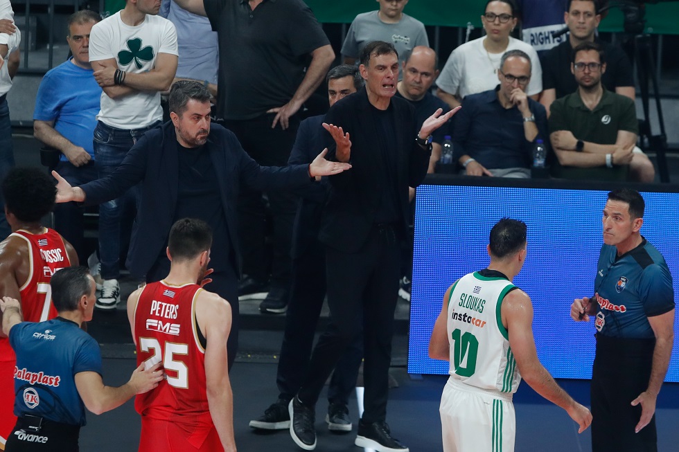 Οπαδός του Παναθηναϊκού έριξε αντικείμενο στον Μπαρτζώκα