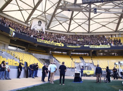 Η σορός του Δημήτρη Χατζηχρήστου στην Opap Arena – Στο πέταλο οι φίλοι της ΑΕΚ (pics)