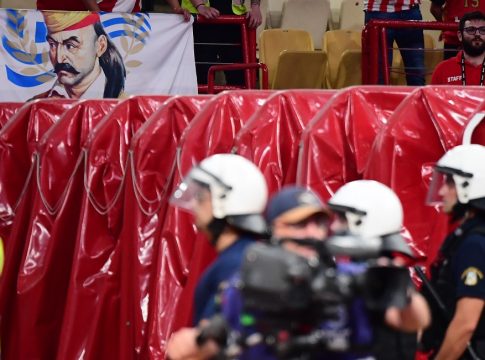 Ελληνικές σημαίες και ισχυρές αστυνομικές δυνάμεις στο ΣΕΦ, πριν το Game 4 (pics)