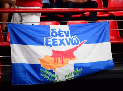 Ελληνικές σημαίες, ισχυρές αστυνομικές δυνάμεις και μπλούζες με τον Φουρνιέ… Κολοκοτρώνη στο ΣΕΦ, πριν το Game 4 (pics)