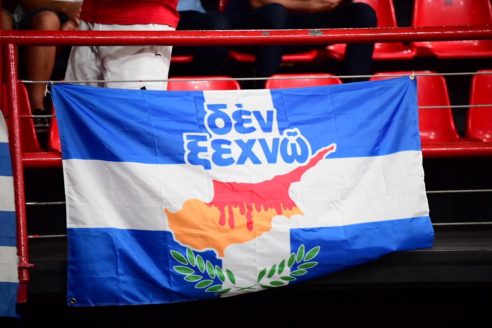 Ελληνικές σημαίες, ισχυρές αστυνομικές δυνάμεις και μπλούζες με τον Φουρνιέ… Κολοκοτρώνη στο ΣΕΦ, πριν το Game 4 (pics)