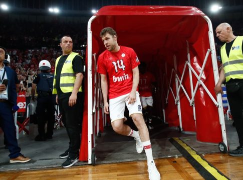 Η είσοδος Ολυμπιακού και Παναθηναϊκού στο παρκέ του ΣΕΦ (vids)
