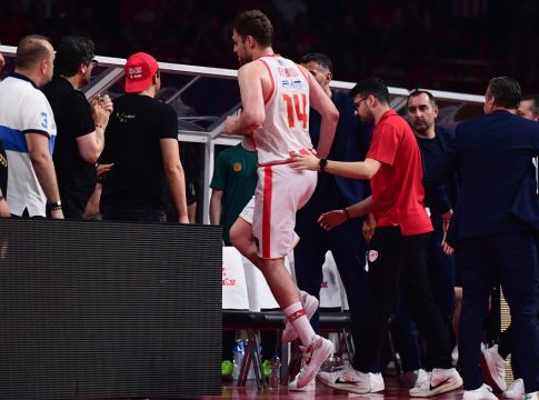 Σοκ στον Ολυμπιακό – Τραυματίστηκε και αποχώρησε ο Βεζένκοφ
