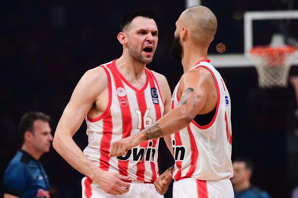 Επικό τρολάρισμα του Φουρνιέ στον Παπανικολάου: «Προσπάθησε το ίδιο κάρφωμα φέτος και πήγε να σπάσει την πλάτη του» (vid)