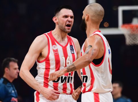 Επικό τρολάρισμα του Φουρνιέ στον Παπανικολάου: «Προσπάθησε το ίδιο κάρφωμα φέτος και πήγε να σπάσει την πλάτη του» (vid)