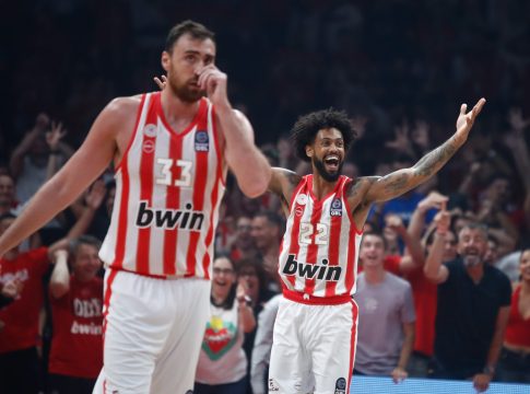 Το αδιανόητο… τυφλό τρίποντο του Ντόρσεϊ at the buzzer – Η τρομερή αντίδραση του Βεζένκοφ (vids)