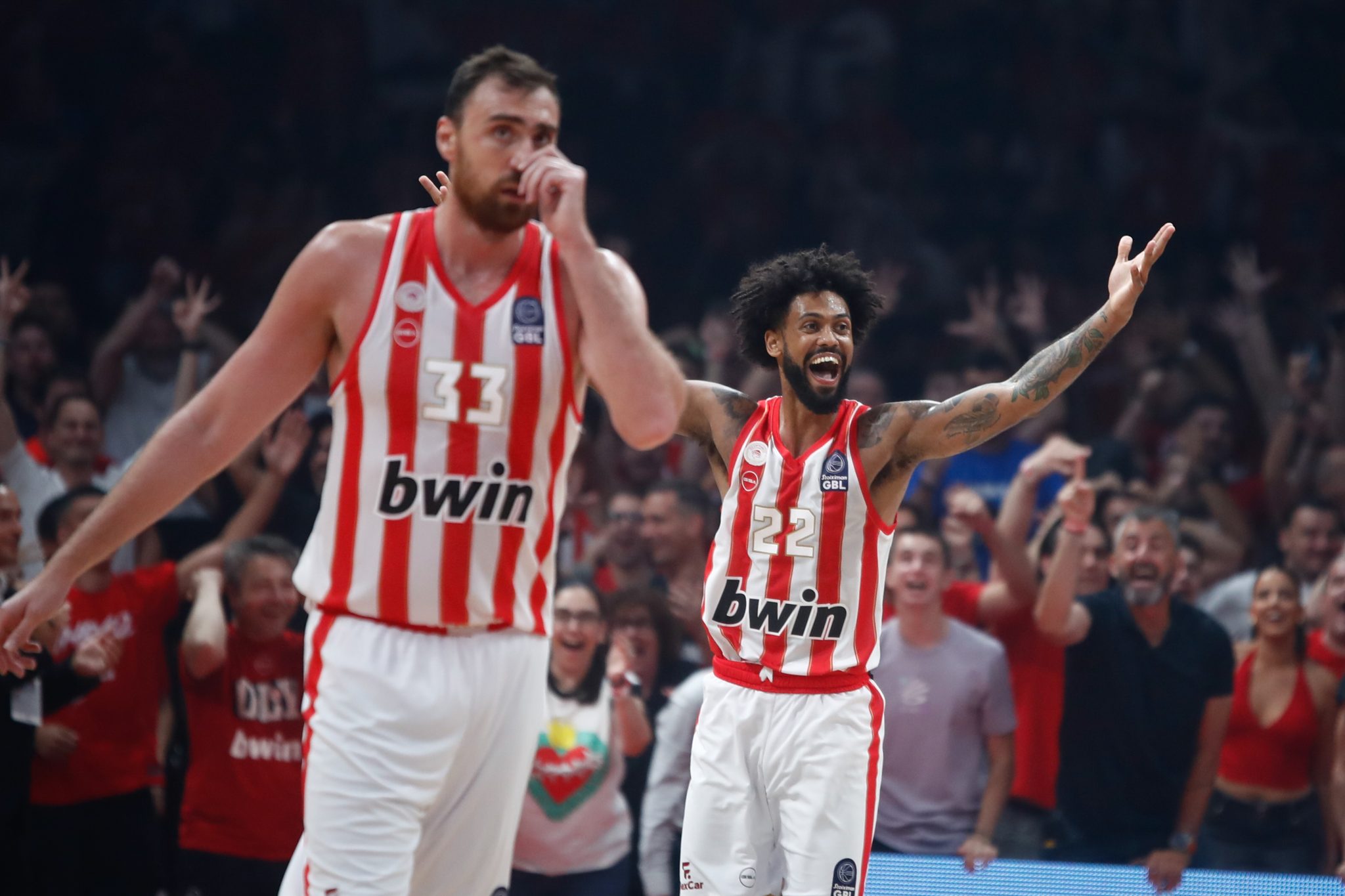 Το αδιανόητο… τυφλό τρίποντο του Ντόρσεϊ at the buzzer – Η τρομερή αντίδραση του Βεζένκοφ (vids)