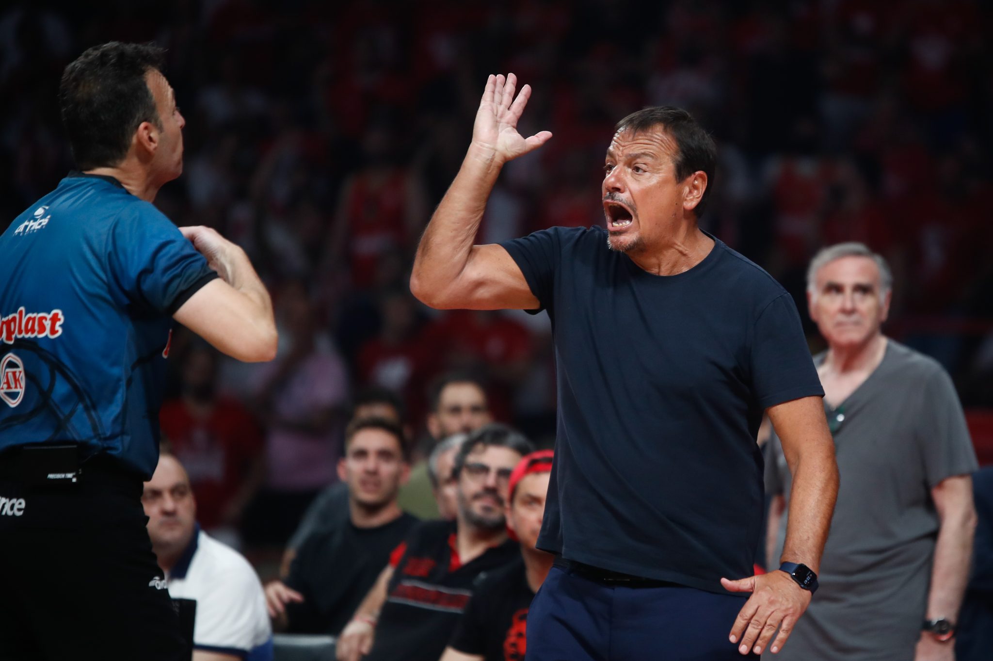 Αταμάν: «Συγχαρητήρια σε όλους τους παίκτες του Ολυμπιακού εκτός από έναν – Μπράβο στον Μπαρτζώκα»