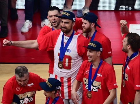 Το «πάρτι» στις κερκίδες του ΣΕΦ, η υπόκλιση του Μπαρτζώκα και οι πανηγυρισμοί για τον τίτλο (vid)
