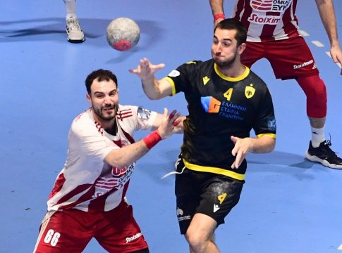 Ολυμπιακός – ΑΕΚ 27-30: Πήρε το ντέρμπι και ισοφάρισε σε 2-2
