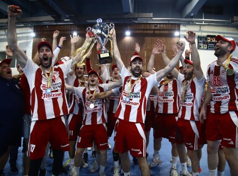 Η απονομή του πρωταθλήματος στον Ολυμπιακό και οι έξαλλοι πανηγυρισμοί (vids)
