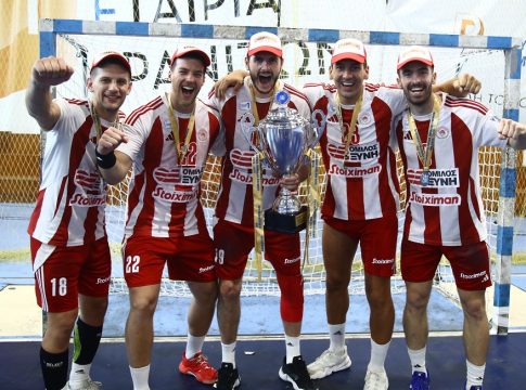 Η απονομή του πρωταθλήματος στον Ολυμπιακό και οι έξαλλοι πανηγυρισμοί (vids)