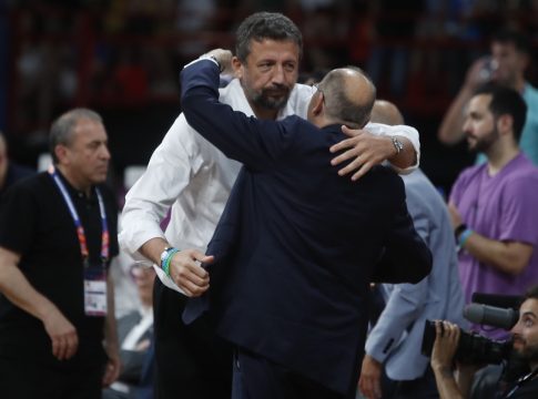 Όμορφη στιγμή: Η αγκαλιά Λιόλιου και Τούρκογλου μετά τη λήξη του Ελλάδα – Τουρκία (pic)