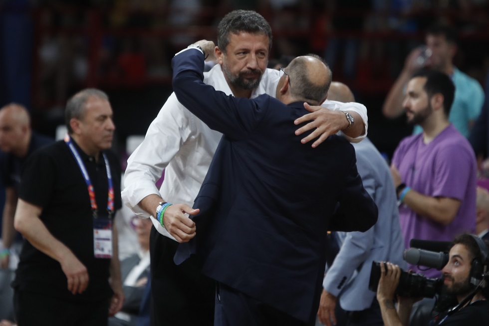 Όμορφη στιγμή: Η αγκαλιά Λιόλιου και Τούρκογλου μετά τη λήξη του Ελλάδα – Τουρκία (pic)
