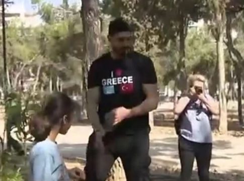 Ο Ενές Καντέρ συμμετείχε σε δενδροφύτευση στην Αθήνα με μπλουζάκι «αγαπώ την Ελλάδα»