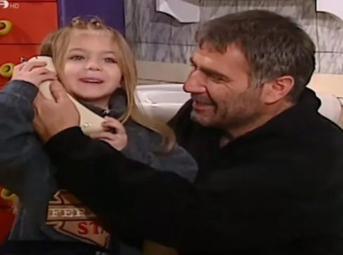 Εντυπωσιακή δικηγόρος: Έτσι είναι σήμερα η μικρή Εύα από το «απαγορευμένο» επεισόδιο των «Δυο Ξένων»