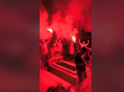 Οπαδοί του Ολυμπιακού πανηγύρισαν το πρωτάθλημα σε νεκροταφείο για να τιμήσουν φίλο τους που δεν είναι στη ζωή (vid)