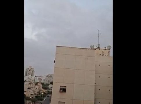 Ισραήλ: Η τρομακτική στιγμή που ιρανικός βαλλιστικός πύραυλος χτυπά την πολυκατοικία στην Μπερσεβά [βίντεο]