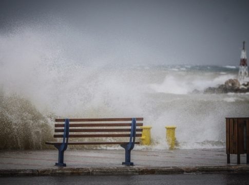 Καιρός: Βουτιά της θερμοκρασίας και θυελλώδεις βοριάδες – Βροχές και στην Αττική