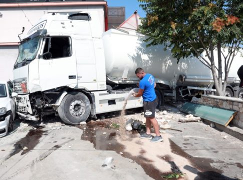 Μενίδι: Βυτιοφόρο τα πήρε όλα σβάρνα ύστερα από σύγκρουση με Ι.Χ. και καρφώθηκε σε μάντρα αυτοκινήτων
