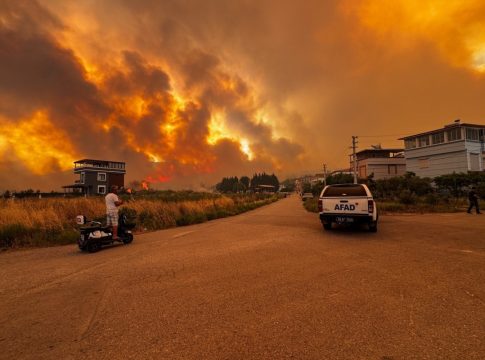 Κόλαση φωτιάς στην Σμύρνη: Εκκενώνονται οικισμοί – Σοκαριστικά βίντεο