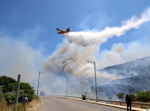 Χίος: Σε τρία μέτωπα η φωτιά – Εκκενώθηκαν περιοχές