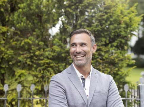 Γιώργος Καπουτζίδης για το reunion του «Παρά 5»: «Να μαζευτούμε, να θυμηθούμε, να γελάσουμε»