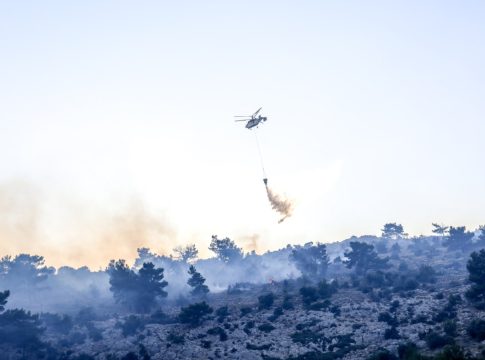 Χίος: Συνεχίζει να καίει για 4η μέρα η καταστροφική φωτιά – Μάχη με διάσπαρτες εστίες