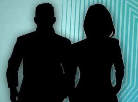 Σάλος με πασίγνωστη Ελληνίδα τραγουδίστρια: Χώρισε λόγω… οργίων σε καμαρίνι – Ήταν ζευγάρι με συνάδελφό της