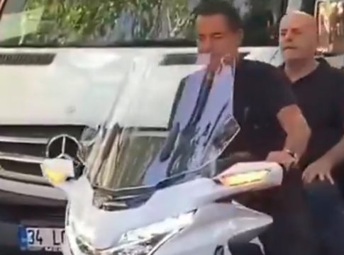 Ο Γιάννης Αλαφούζος συνοδηγός στο μηχανάκι του Ατζούν (vid)