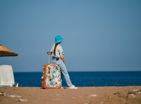 Οι «ενοχές διακοπών» και πώς να τις αποφύγετε: Άσε τη δουλειά έξω από τη βαλίτσα