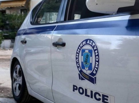 Σοκ στον Βύρωνα – Γνωστή ηθοποιός εξύβρισε έγκυο και τραυμάτισε με κατσαβίδι τον σύζυγό της