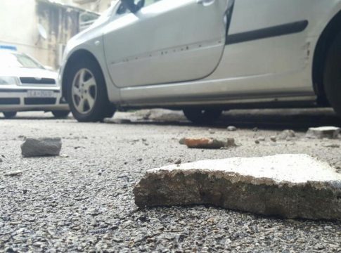 Πάτρα: Κομμάτια τσιμέντου και σοβάδες έπεσαν από πολυκατοικία – Από τύχη δεν υπήρξε τραυματισμός