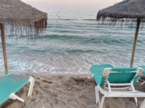 Χαλκιδική: Ξαπλώστρες «πρώτο τραπέζι κύμα» με ελάχιστη κατανάλωση… 120 ευρώ το άτομο