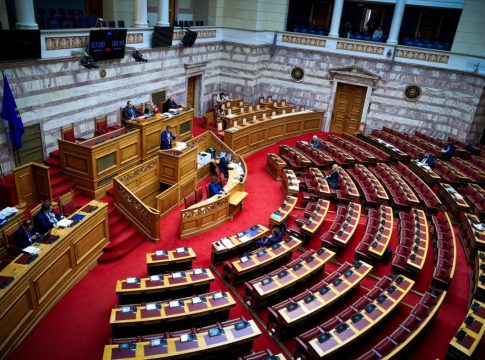 Την Τετάρτη η ψηφοφορία της προανακριτικής για Τέμπη – Οι τρεις προτάσεις, οι 14 κάλπες και τα χιλιάδες ψηφοδέλτια