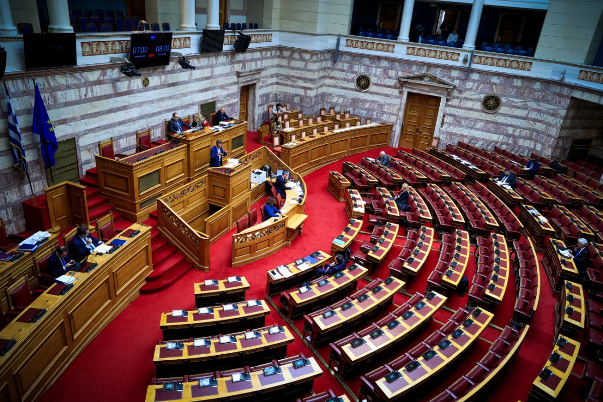 Την Τετάρτη η ψηφοφορία της προανακριτικής για Τέμπη – Οι τρεις προτάσεις, οι 14 κάλπες και τα χιλιάδες ψηφοδέλτια