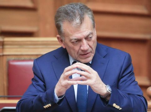Πυρ ομαδόν της αντιπολίτευσης σε Βρούτση για τη συνάντηση Αγγελόπουλων-Γιαννακόπουλου – Επανάσταση που κράτησε λίγες ώρες…