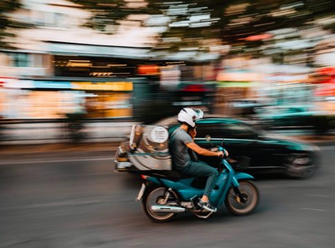 Ντελίβερι στους 43 βαθμούς – Ποιοι πήγαν για μεροκάματο στην πυρωμένη άσφαλτο