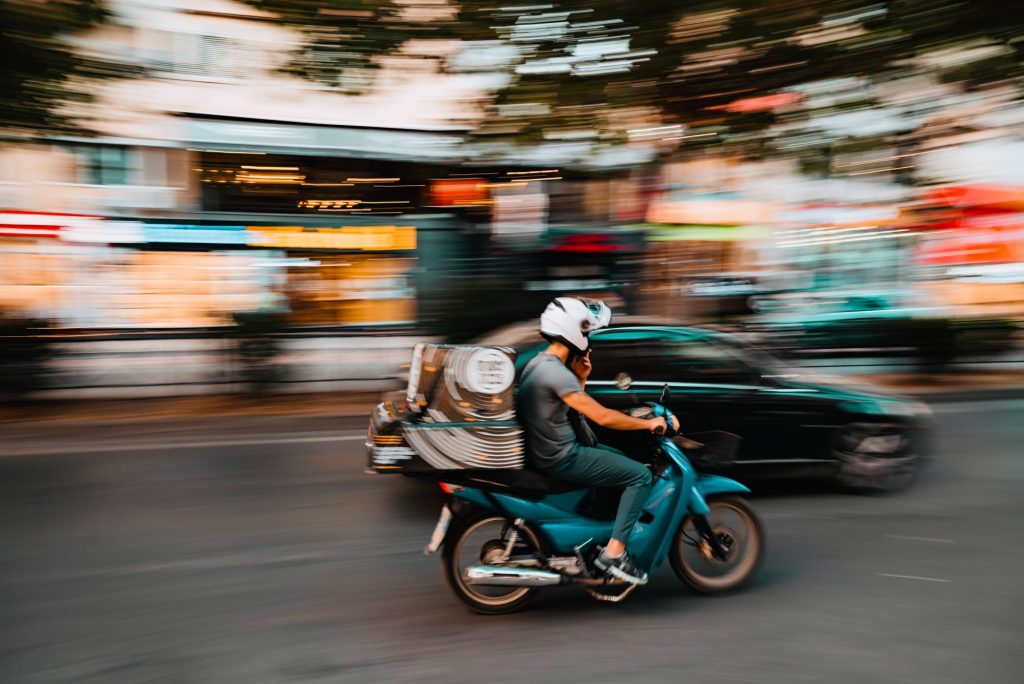 Ντελίβερι στους 43 βαθμούς – Ποιοι πήγαν για μεροκάματο στην πυρωμένη άσφαλτο