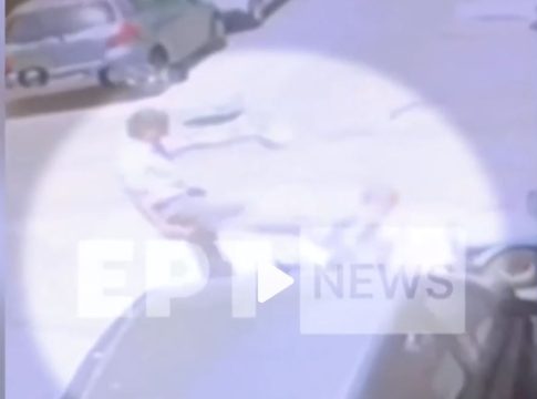 Άγρια επίθεση σε ηλικιωμένη από 37χρονο στα Εξάρχεια — Σοκάρει το βίντεο ντοκουμέντο