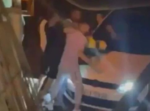 «Ζητάμε συγγνώμη εκ μέρους του» –Τι λέει η αδελφή του οδηγού που ξυλοκόπησε υπάλληλο καθαριότητας