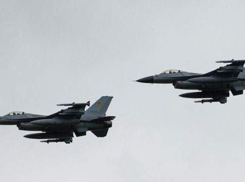 Ουκρανία: Πιλότος F-16 σκοτώθηκε σε μεγάλης κλίμακας ρωσική επίθεση – Ο Ζελένσκι ζητά βοήθεια από τις ΗΠΑ