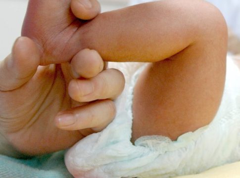 Αφαίρεση της επιμέλειας των παιδιών τους αντιμετωπίζουν οι γονείς που άφησαν βρέφος στο μπαλκόνι