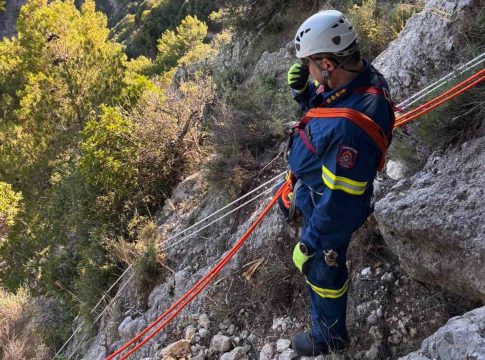 Κέρκυρα: Επιχείρηση ανάσυρσης τουρίστα που έπεσε από μεγάλο ύψος στην παραλία Canal d’ Amour