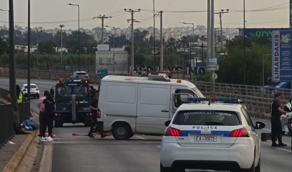 Ουρές χιλιομέτρων στον Κηφισό λόγω τροχαίου – Αυτοκίνητο έπεσε σε κολώνα