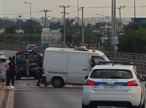 Ουρές χιλιομέτρων στον Κηφισό λόγω τροχαίου – Αυτοκίνητο έπεσε σε κολώνα