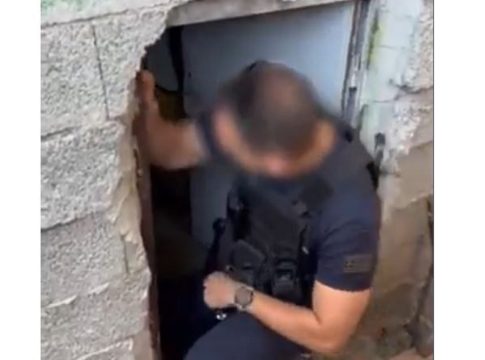 Αστυνομική επιχείρηση στις Αχαρνές με 14 συλλήψεις – Το τούνελ διαφυγής σε σπίτι και τα 40 καλώδια ρευματοκλοπής