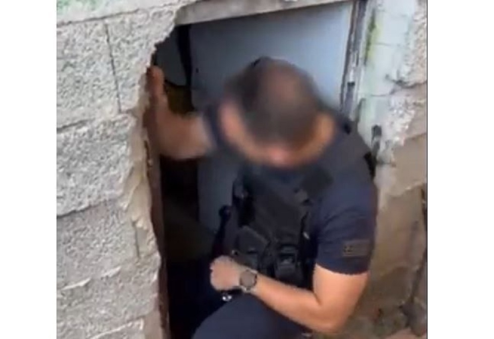 Αστυνομική επιχείρηση στις Αχαρνές με 14 συλλήψεις – Το τούνελ διαφυγής σε σπίτι και τα 40 καλώδια ρευματοκλοπής